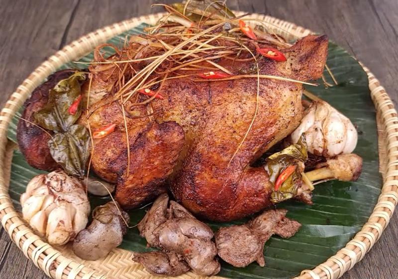 Món gà nướng Bản Đôn hấp dẫn với lớp da vàng giòn và thịt mềm thơm, đặc trưng ẩm thực Tây Nguyên.